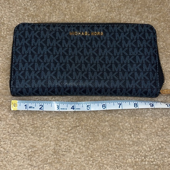 Like New Michael Kors Wallet - Picture 5 of 6
